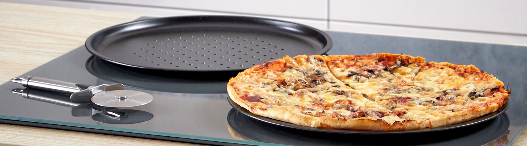 BRN8836765_Grizzly-pizza-pan-perforated-30-cm-set-of-2-black_05_21_00268_header